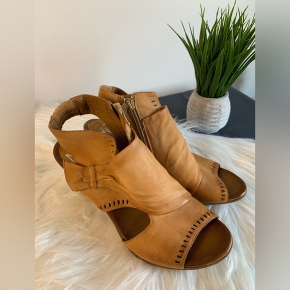 Miz Mooz Tan Open toe Heel Sandal SZ:EU 41 - Picture 3 of 8